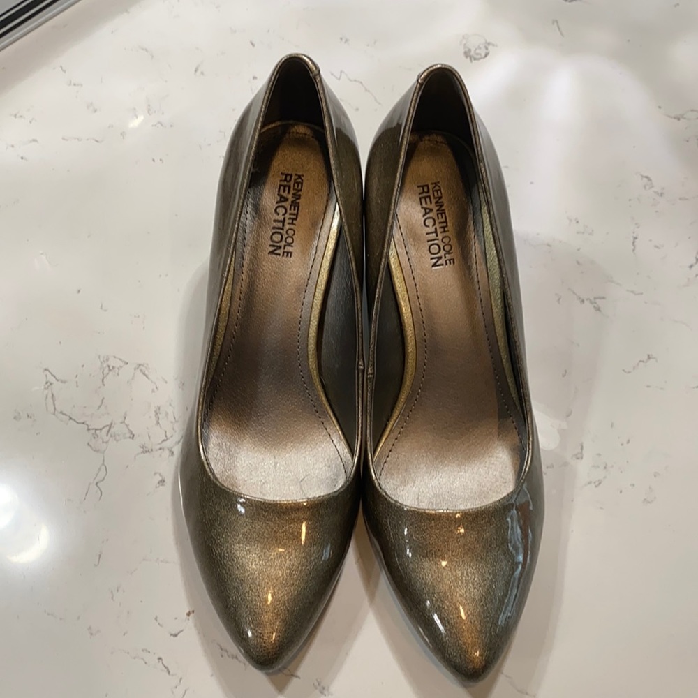 Kenneth Cole Reaction Silver Pumps 3”, size 7M